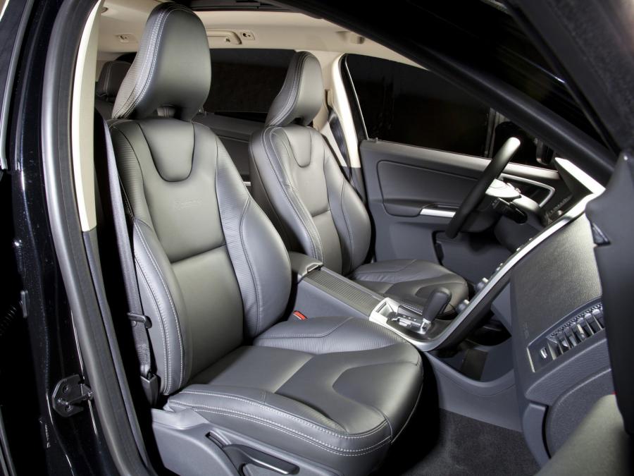  Volvo XC60 R-Design 2009 года  (фото 5 из 7)